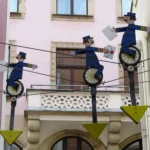 Diese Postboten im Postgässchen konnten ursprünglich bewegt werden. Dann sei es den Anwohnern wegen der vielen „spielenden Menschen“ zu laut geworden – so die Auskunft unserer Stadtführerin. Jetzt stehen die Figuren still …