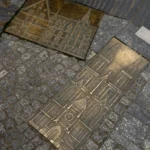 Gegenüber dem Königlichen Hauptzollamt (<a href="https://de.wikipedia.org/wiki/Elbstra%C3%9Fe_7_(Mei%C3%9Fen) "target="_blank" rel="noopener">Elbstraße 7</a>) befindet sich auf dem Boden eine sehenswerte künstlerische Gestaltung der Meißener Altstadt (Ausschnitt)