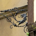 An der Hausecke des <a href="https://www.restaurant.vincenz-richter.de/"target="_blank" rel="noopener"> historischen Restaurants Vincenz Richter</a>. Neuer Betreiber gesucht: Das <a href="https://de.wikipedia.org/wiki/Restaurant_Vincenz_Richter"target="_blank" rel="noopener"> Restaurant </a> wurde 2024 von Helga und Gottfried Herrlich aus Altersgründen geschlossen.