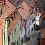 Blick von der <a href="https://stadtwiki-meissen.de/wiki/Schlo%C3%9Fbr%C3%BCcke"target="_blank" rel="noopener">Schloßbrücke</a> in den Hohlweg