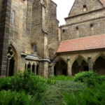 Blick auf den Chorumgang links, vom Innenhof des Kreuzgangs aus gesehen