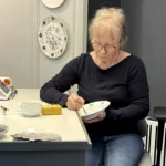 Auch das Bemalen erfordert höchste Konzentration