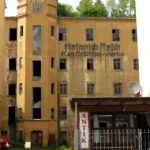 <a href="https://stadtwiki-meissen.de/wiki/Reichm%C3%BChle"target="_blank" rel="noopener">Reichmühle</a> – ursprünglich eine Wassermühle, die vom <a href="https://stadtwiki-meissen.de/wiki/M%C3%BChlgraben"target="_blank" rel="noopener">Mühlgraben</a> im Triebischtal angetrieben wurde