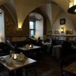 Hier fühlt man/frau sich willkommen – nicht nur wegen der bereits erwähnten „Tellerreservierungen“ auf den Tischen!