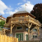 Ein interessanter Bau: das neue <a href="https://www.saechsische.de/lokales/meissen-lk/meissen/meissen-so-schoen-ist-das-neue-pfadfinderhaus-QQKJ6CRL5NDLDHGG4HISVD33WA.html"target="_blank" rel="noopener"> Pfadfinderhaus</a>