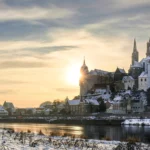 Zum Abschluss die Albrechtsburg aus anderer Perspektive und im Winter, passend zu meiner „winterlichen Stimmung“ jetzt am 07.01.2026, da ich das Kapitel „Meißen“ beende – <a href="https://www.stadt-meissen.de/de/stadtfuehrungen.html"target="_blank" rel="noopener">Quelle Foto</a> (die Ansicht wird vermutlich saisonal angepasst werden)