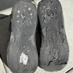 Kaum zu glauben: Marys (Meindl) Schuhe nach der Wanderung. Kein Wunder, denn sie waren schon ein paar Jahre alt, und irgendwann löst sich der Weichmacher auf (<a href="https://www.bergzeit.de/magazin/wanderschuhe-sohle-loest-sich-hydrolyse/"target="_blank" rel="noopener">Hydrolyse</a>). Klickt man auf den Link, erhält man Tipps, was zu tun ist, wenn die Sohle sich unterwegs beim Wandern löst. Markenschuhe (z.B. Meindl/Lowa) kann man in der Regel einschicken und fachgerecht neu besohlen lassen