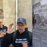 Unser Guide vor einer Schautafel unmittelbar an historischer Stätte