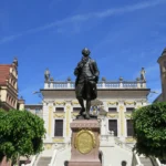 <a href="https://de.wikipedia.org/wiki/Goethedenkmal_(Leipzig) "target="_blank" rel="noopener">Goethedenkmal </a> – Da kein Bild Goethes aus seiner Leipziger Zeit vorlag, wurden für die Gesichtszüge Bilder aus späteren Lebensabschnitten verwendet