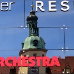 Eindeutige Spiegelung des alten Rathauses im Shop gegenübermit versetzten Elementen