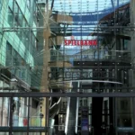 Aufgrund verschiedener Faktoren entsteht hier ein überaus chaotischer Eindruck beim Betrachter, weil sich Spiegelungen mit „realen Ansichten“ zum Teil zu fließenden Übergängen vermischen