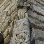 Fassadenschmuck von <a href="https://de.wikipedia.org/wiki/Georg_Wrba"target="_blank" rel="noopener">Georg Wrba</a>