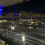 Einmal lagen sogar sieben Schiffe voreinander! Hier hatten unsere Kabinennachbarn gegenüber Pech und schauten beim Aufwachen auf eine Schiffswand – dies war jedoch immer nur für eine kurze Zeit der Fall. Dann waren entweder die anderen oder wir wieder unterwegs. Die blauen Teile, die wie Fernseher aufgehängt sind, bieten übrigens einen äußerst wirksamen Schutz gegen Mücken