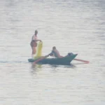 Fischer im Dunst des frühen Morgens, der wegen der nächtlichen Kühle noch auf dem Wasser lag, ehe die Sonne ihre volle Kraft entwickelte