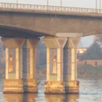 Luxor-Brücke mit passender Bemalung der Pfeiler