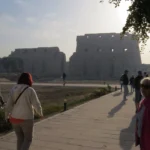 Ein Bild aus einer anderen Welt: Der Eingangsbereich zum Tempel mit seinen zwei Pylonen, deren größter ca. 113 Meter breit, ca. 15 Meter dick ist und eine geplante Höhe von ca. 45 Meter aufweist