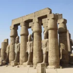 Der Hof Ramses II. mit einem Teil der Statuen zwischen den Säulen (Blick auf den südwestlichen Teil des Hofes)