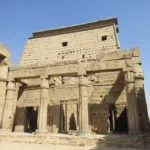 Barkenschrein oder <a href="https://de.wikipedia.org/wiki/Barkenraum"target="_blank" rel="noopener">Barkenraum</a> für die thebanische Triade. Hier wurden die Götterbarken aufbewahrt, bis sie während des <a href="https://de.wikipedia.org/wiki/Opet-Fest"target="_blank" rel="noopener">Opet-Festes</a> bei den Prozessionen eingesetzt wurden