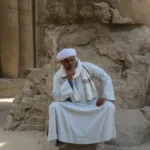 Kein Tempelwächter, aber jemand, der (wie viele andere) sich etwas Geld damit verdiente, einem etwas zu erklären, sobald man stehenblieb