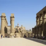 Große Kolonnade – Blick Richtung Pylon, rechts daneben die Abū-Haddschādsch-Moschee