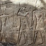 Relief, auf dem der Gott <a href="https://de.wikipedia.org/wiki/Horus"target="_blank" rel="noopener">Horus</a> einem Pharao ein <a href="https://de.wikipedia.org/wiki/Anch"target="_blank" rel="noopener">Ankh</a> (Symbol für Leben und Unsterblichkeit) reicht