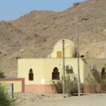 Etwas in die Jahre gekommen, diese kleine Moschee, aber immer noch in Funktion und sogar mit Klimaanlage