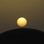 Sonnenuntergang über einem der abgerundeten Dächer